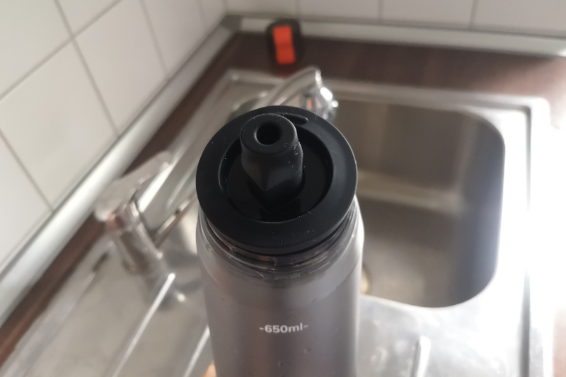 Attaching the mouthpiece and drinking straw to the Air Up bottle